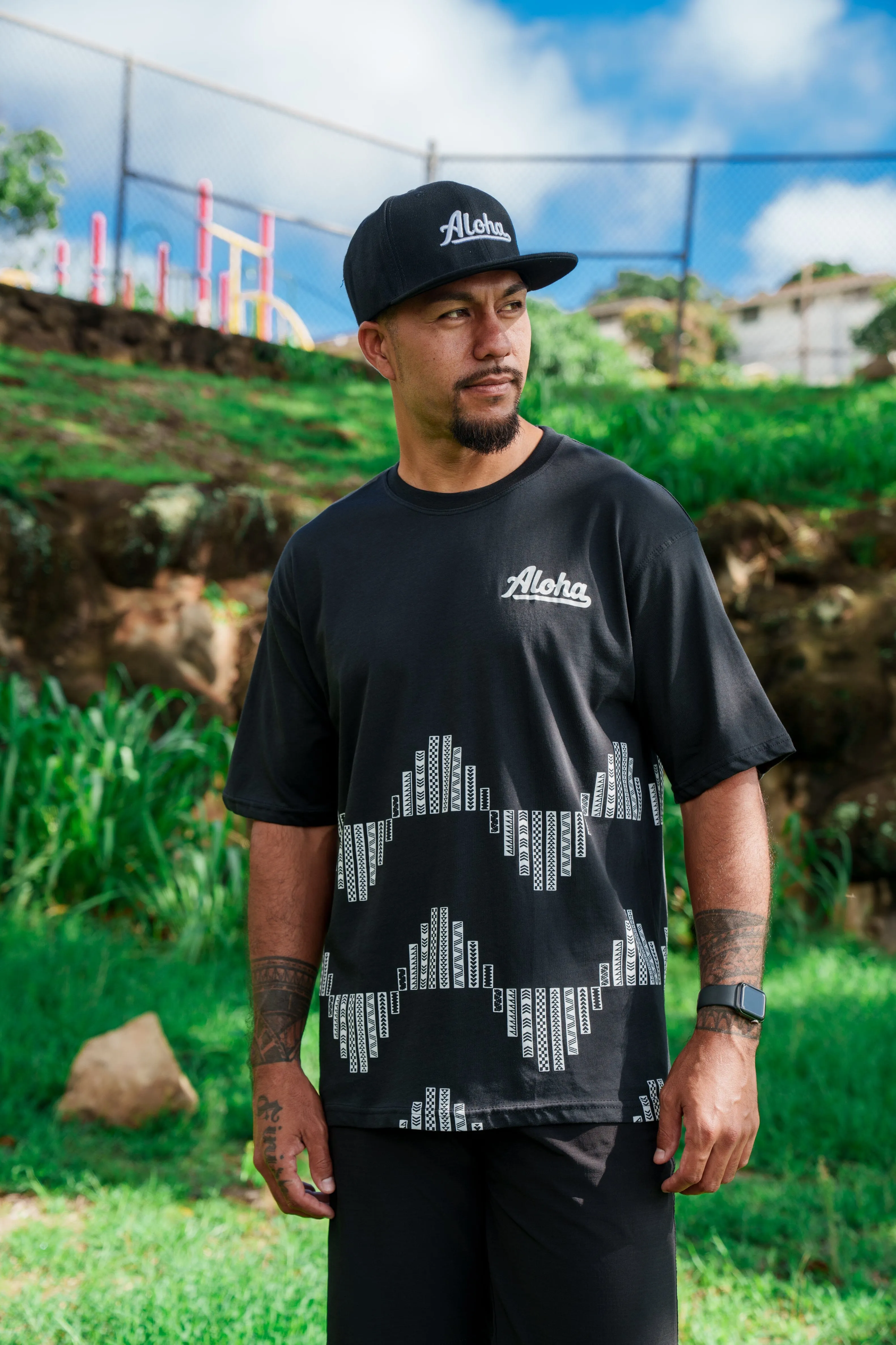 ALOHA BLACK & WHITE KĀPALA T-SHIRT