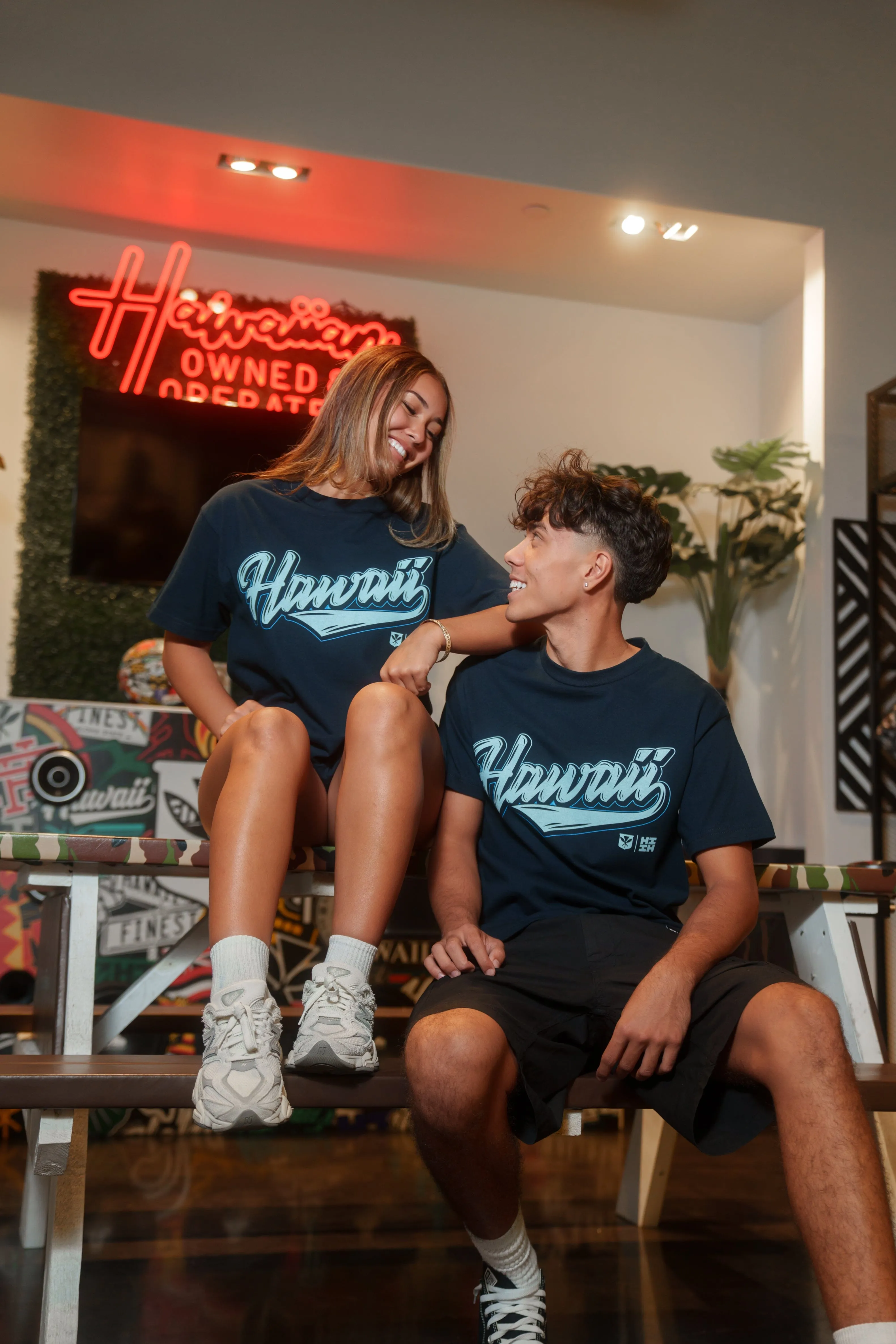 HAWAII SCRIPT NAVY T-SHIRT