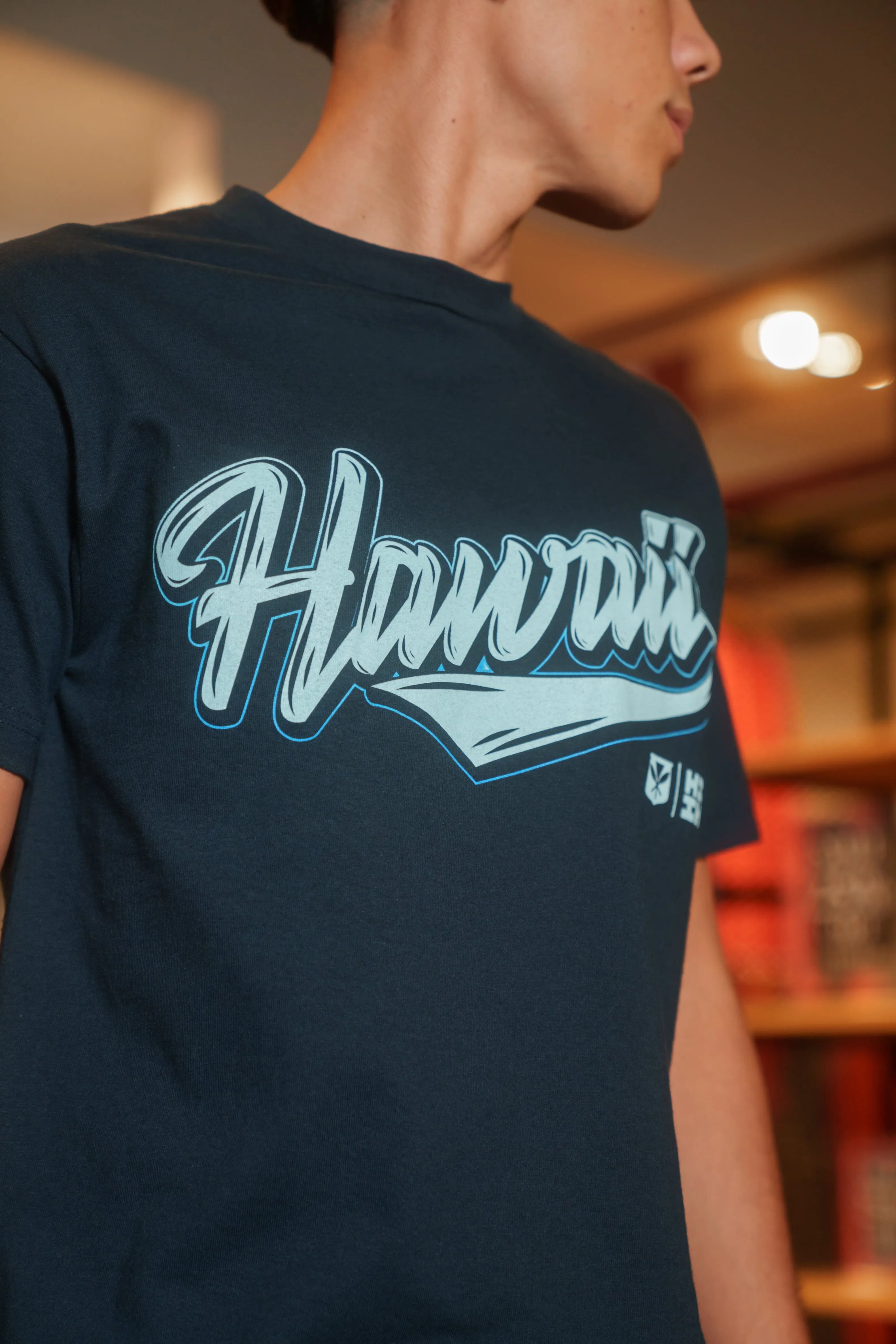 HAWAII SCRIPT NAVY T-SHIRT