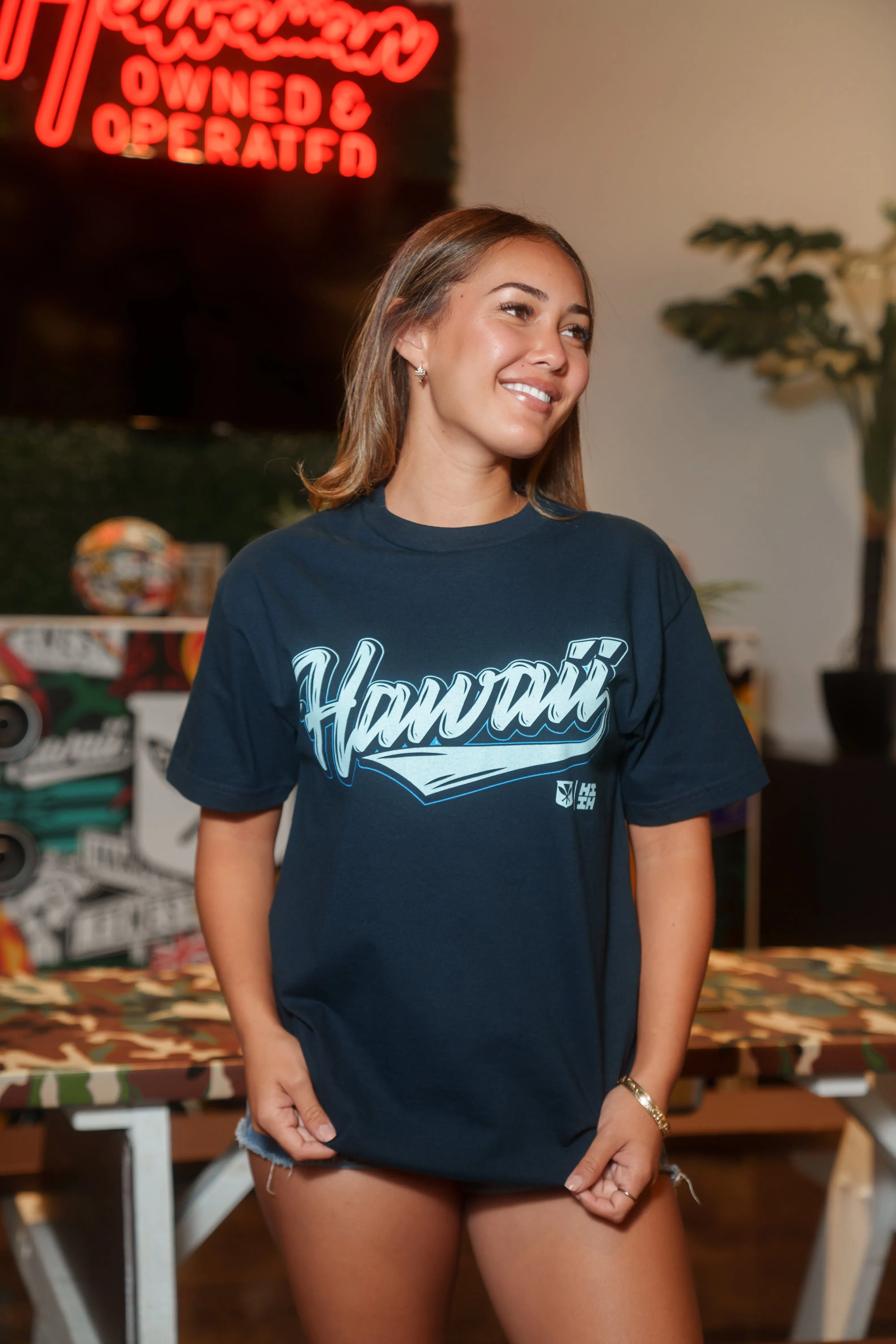 HAWAII SCRIPT NAVY T-SHIRT