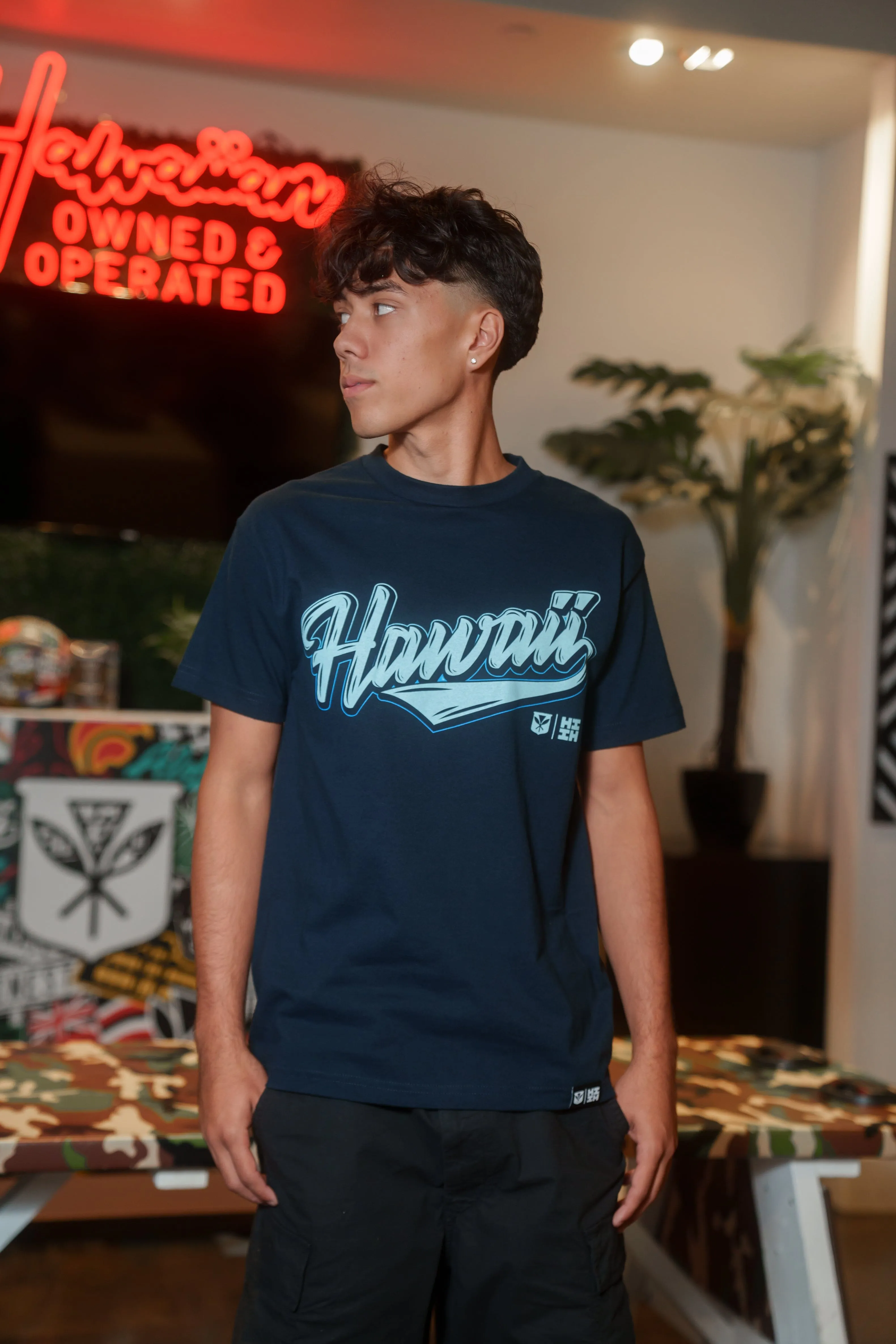 HAWAII SCRIPT NAVY T-SHIRT